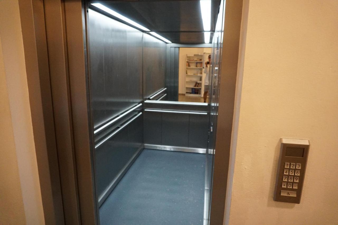 Dominant Studio Hostel With Free Parking For Preregistered Drivers & Garage With Cctv Bratislava Exteriör bild