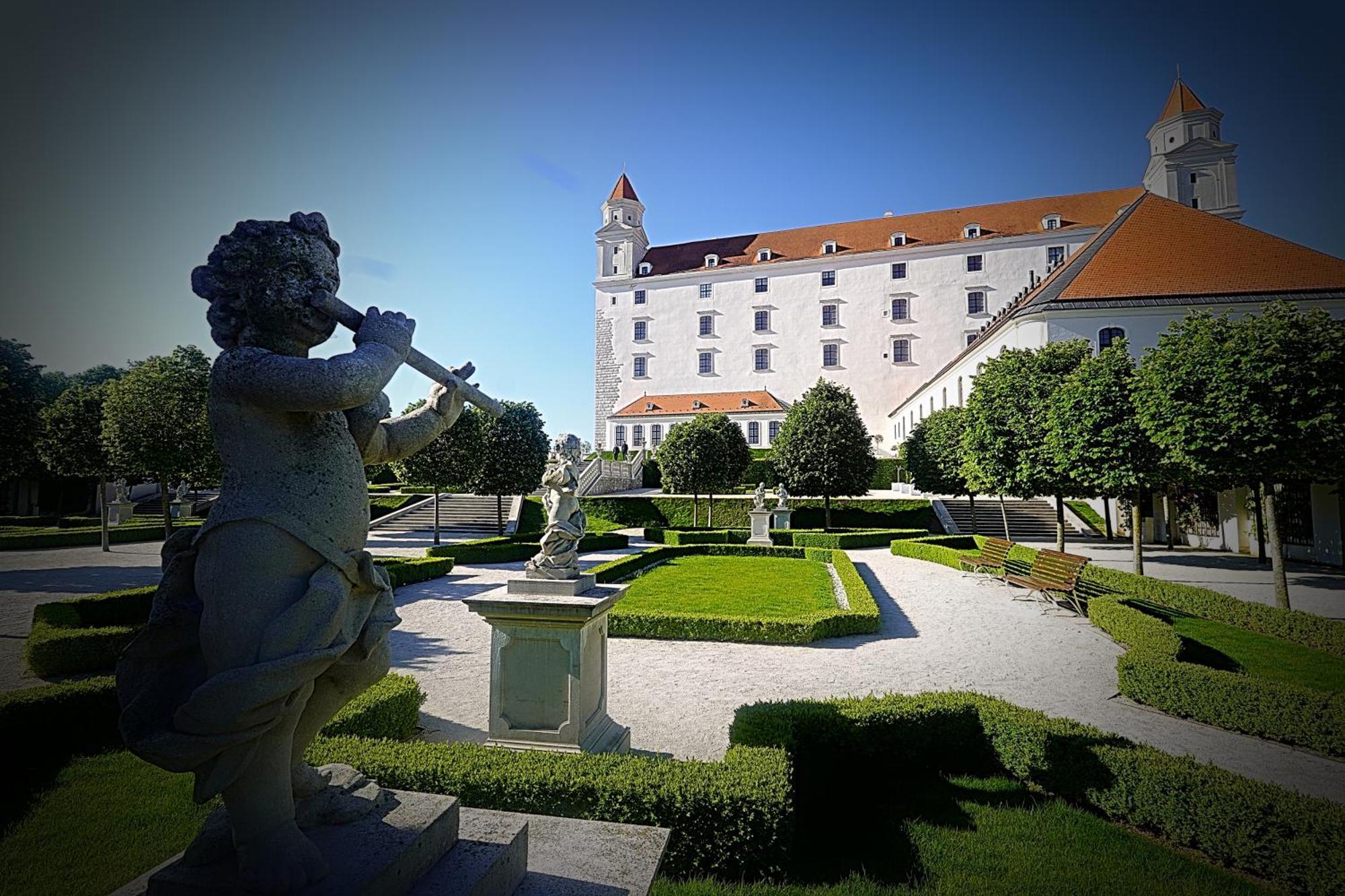 Dominant Studio Hostel With Free Parking For Preregistered Drivers & Garage With Cctv Bratislava Exteriör bild