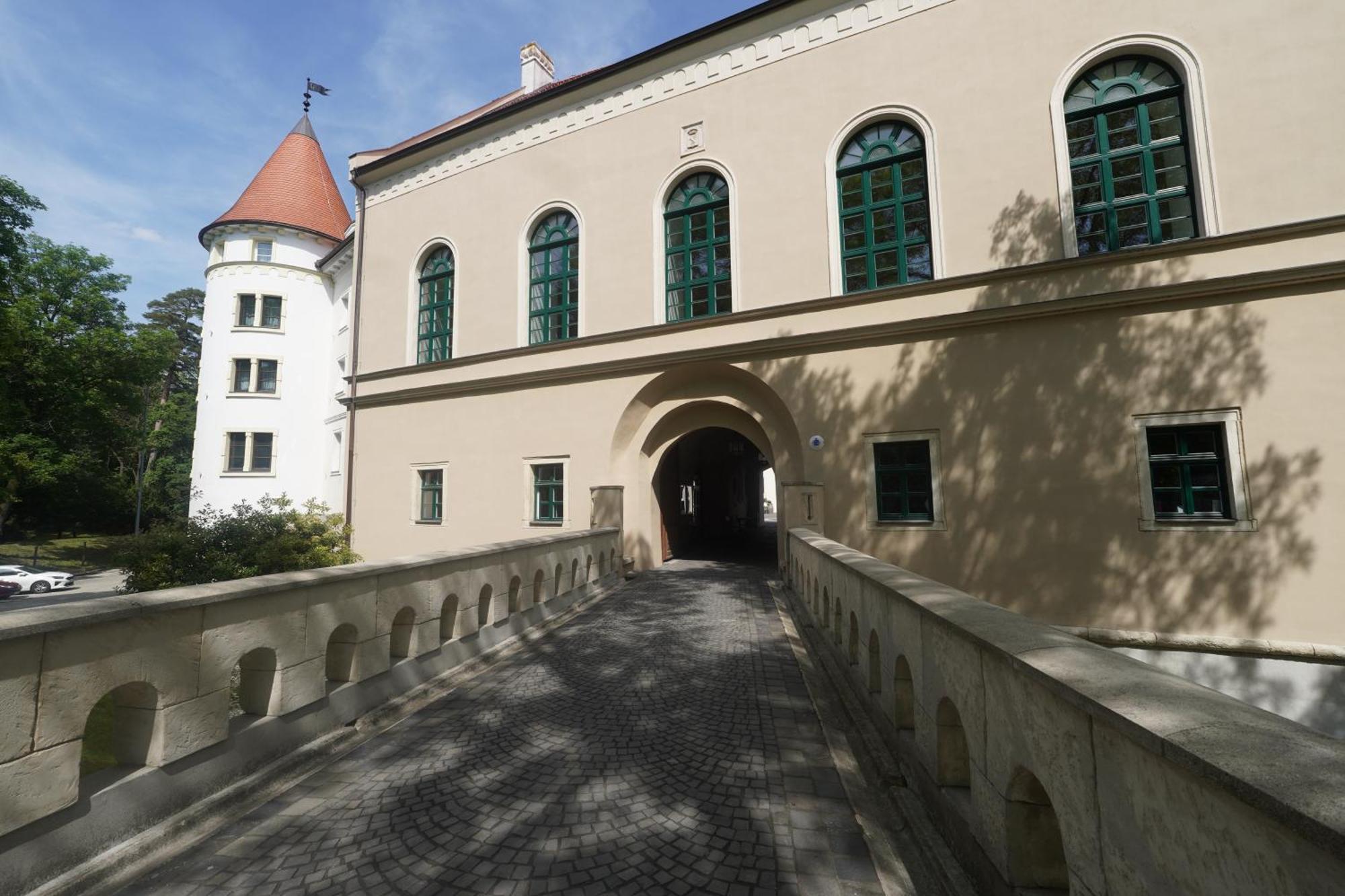 Dominant Studio Hostel With Free Parking For Preregistered Drivers & Garage With Cctv Bratislava Exteriör bild