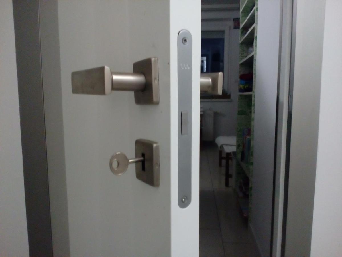 Dominant Studio Hostel With Free Parking For Preregistered Drivers & Garage With Cctv Bratislava Exteriör bild